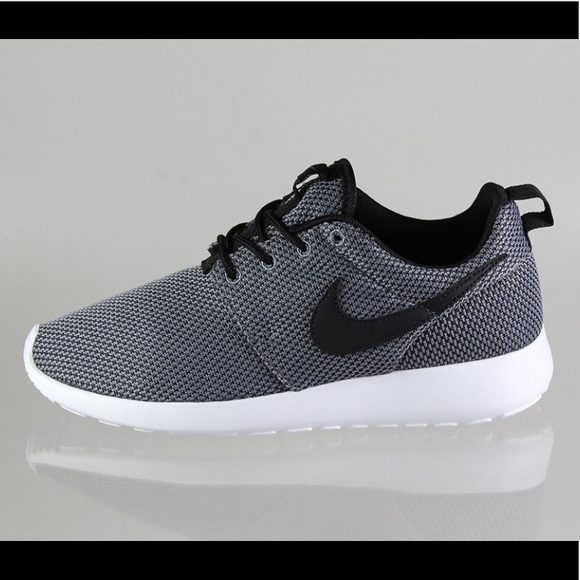 Nike Shoes - Roshe Runs 🔥Gray Nike Athletic Shoes